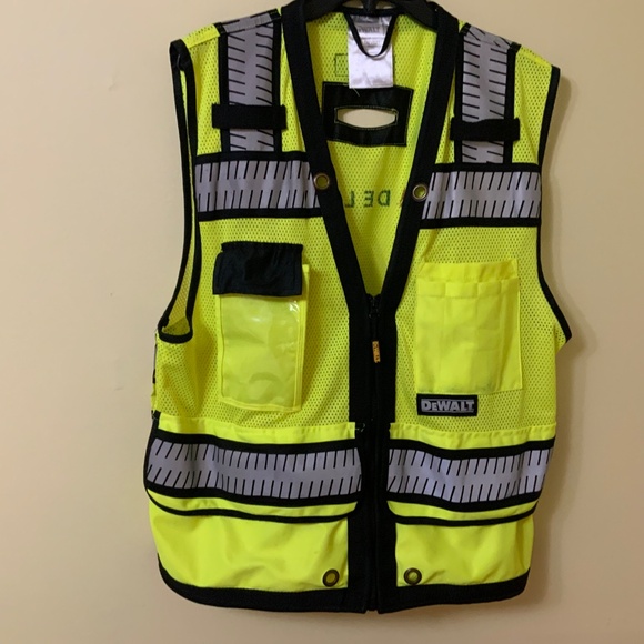 Delta Airlines Employee Reflective Safety Vest Size M (by DeWALT) - Picture 2 of 8